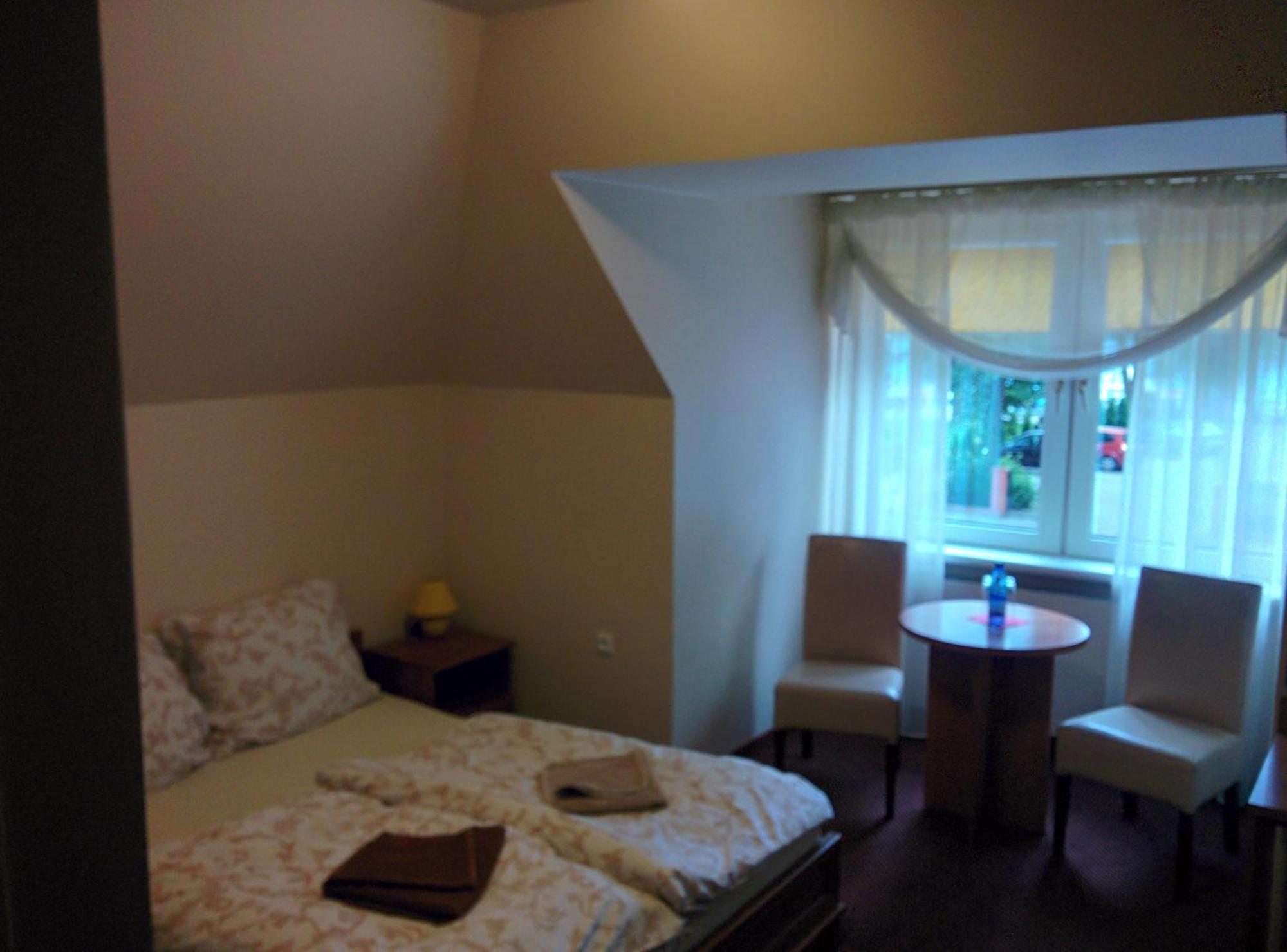 Pensjonat Nad Jeziorem Hotell Myślibórz Rum bild